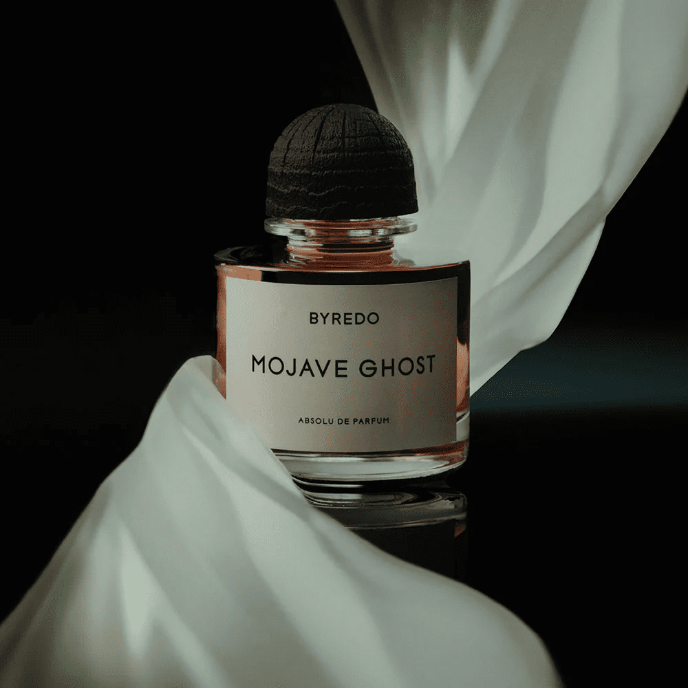 Byredo’s Gypsy Water delivers a light, fresh, and captivating fragrance. Featuring lemon, pine needles, sandalwood, and amber, it’s a perfume designed for free-spirited individuals who love elegance.